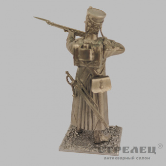 фото — оловянный солдатик «рядовой в шеренге по команде — кладсь. 1812-14 гг.». гк